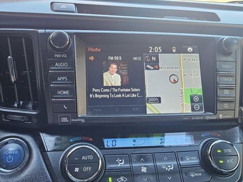 Used 2018 Toyota RAV4 SE image 19