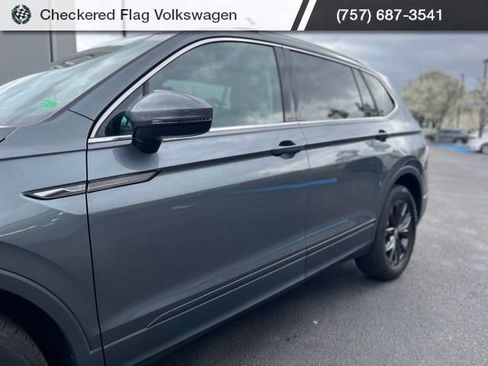 Used 2024 Volkswagen Tiguan SE w/ Panoramic Sunroof Package image 3