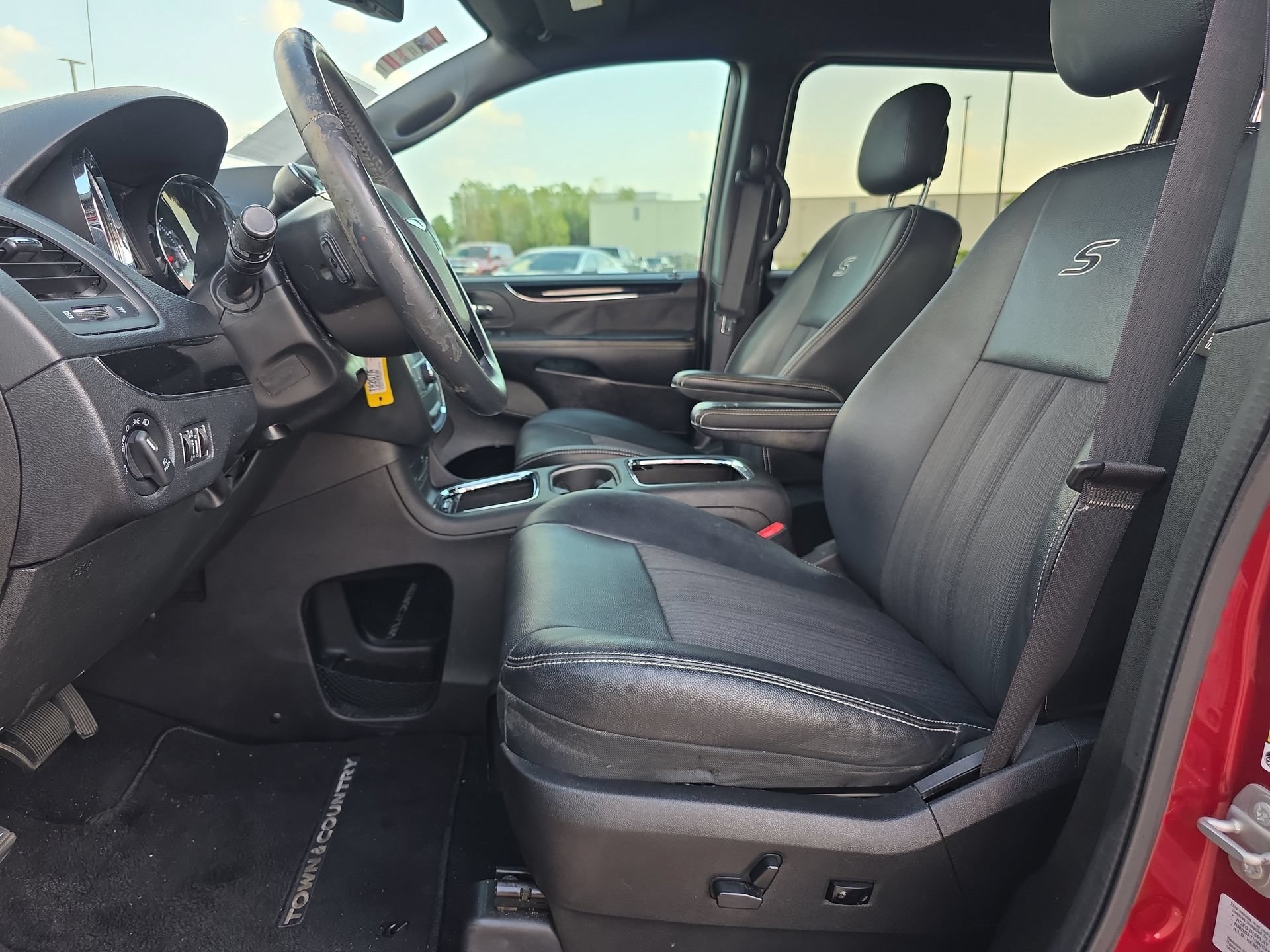 Used 2016 Chrysler Town & Country S FWD image 10