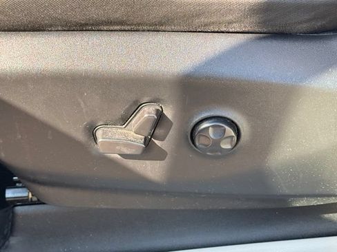 Used 2023 Chrysler Voyager LX FWD image 10