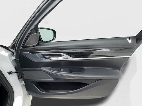 Used 2022 BMW 740i w/ Luxury Rear Seating Package RWD image 34