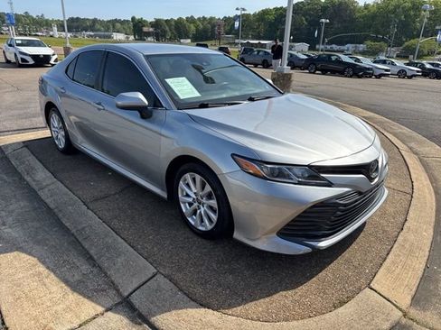 Used 2020 Toyota Camry LE FWD image 3