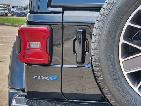 Used 2023 Jeep Wrangler Unlimited Sahara AWD/4WD image 15