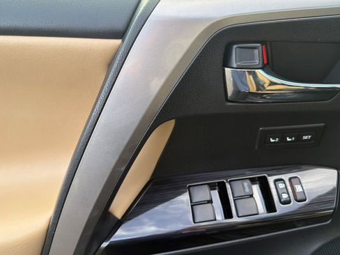 Used 2018 Toyota RAV4 Limited w/ Advanced Technology Package image 10