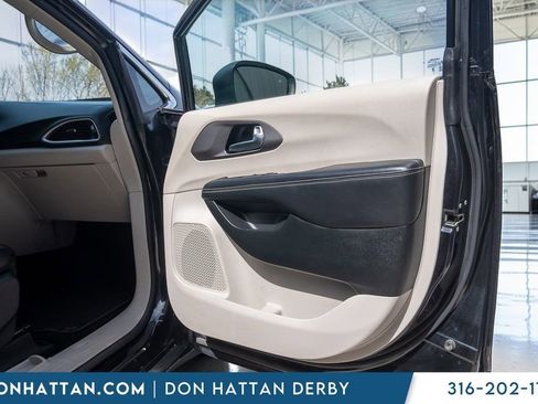 Used 2023 Chrysler Pacifica Touring-L FWD image 21