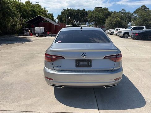 Used 2019 Volkswagen Jetta R-Line w/ R-Line Cold Weather Package FWD image 4