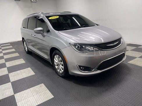 Used 2018 Chrysler Pacifica Touring-L FWD image 5