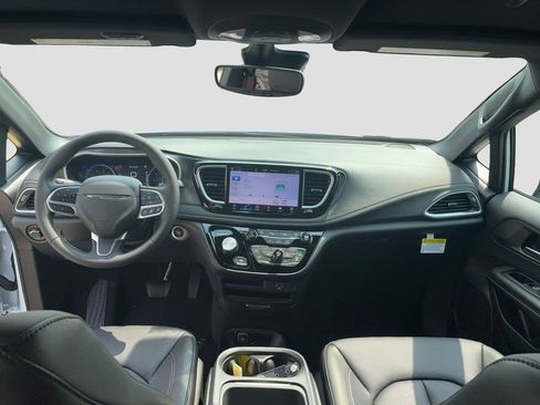 New 2027 Chrysler Pacifica Select AWD/4WD image 16