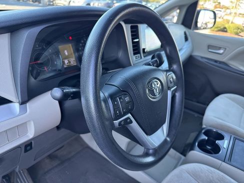 Used 2017 Toyota Sienna LE image 25