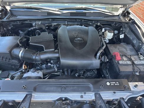 Used 2019 Toyota Tacoma TRD Sport AWD/4WD image 34