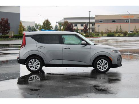 Used 2022 Kia Soul LX image 4