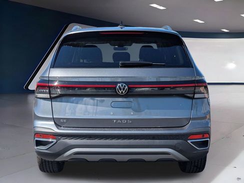 Used 2025 Volkswagen Taos SE w/ Panoramic Sunroof Package FWD image 4