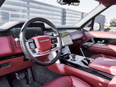 Used 2025 Land Rover Range Rover SE image 2