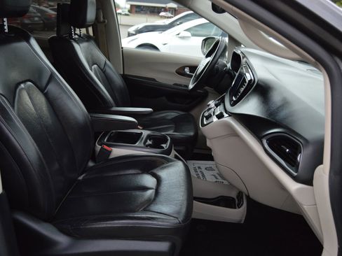 Used 2017 Chrysler Pacifica Touring-L Plus image 20