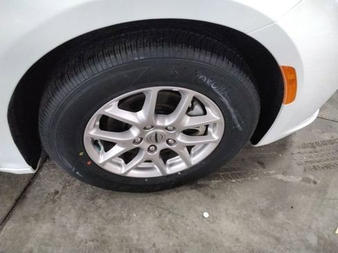 Used 2024 Chrysler Pacifica Touring-L image 16