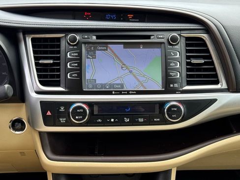 Used 2018 Toyota Highlander XLE image 19