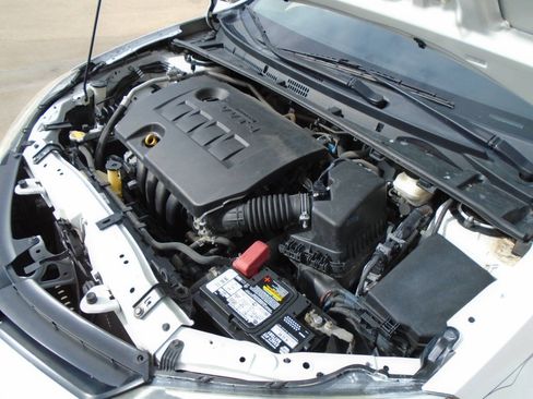 Used 2014 Toyota Corolla LE FWD image 16