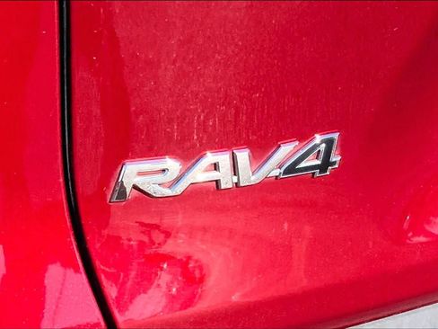 Used 2021 Toyota RAV4 XLE Premium FWD image 10