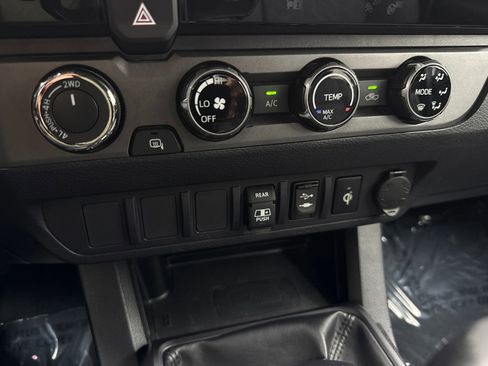 Used 2018 Toyota Tacoma TRD Off-Road image 32