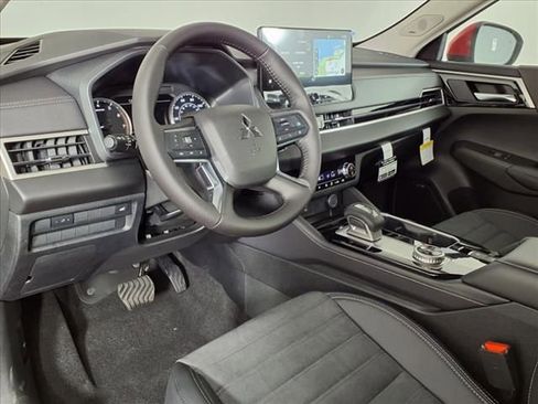 Used 2025 Mitsubishi Outlander SE image 14