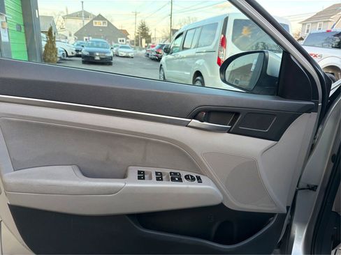 Used 2020 Hyundai Elantra SEL image 19