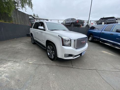 Used 2017 GMC Yukon Denali w/ Open Road Package AWD/4WD image 8