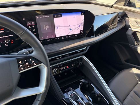 Used 2025 Audi Q5 Premium w/ Convenience Package image 17