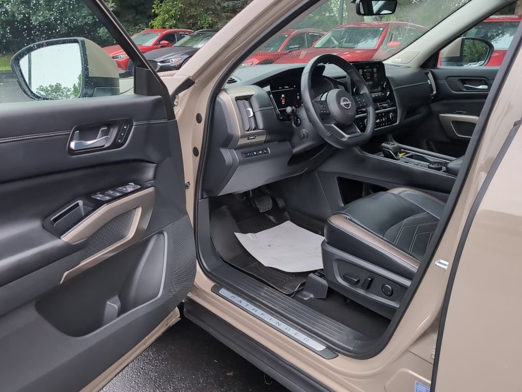 Used 2023 Nissan Pathfinder Platinum AWD/4WD image 17
