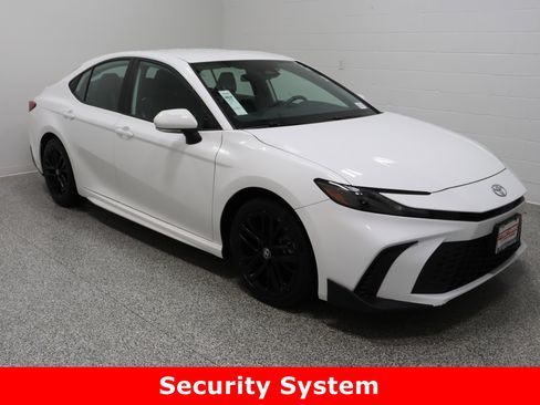 Used 2025 Toyota Camry SE image 4