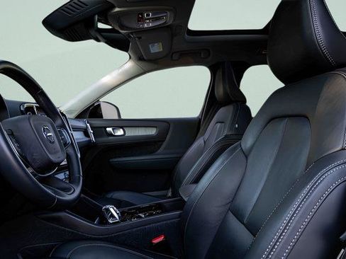 Used 2024 Volvo XC40 B5 Plus w/ Climate Package image 9