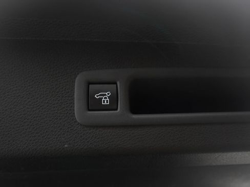 Used 2025 Toyota Sienna XLE image 19