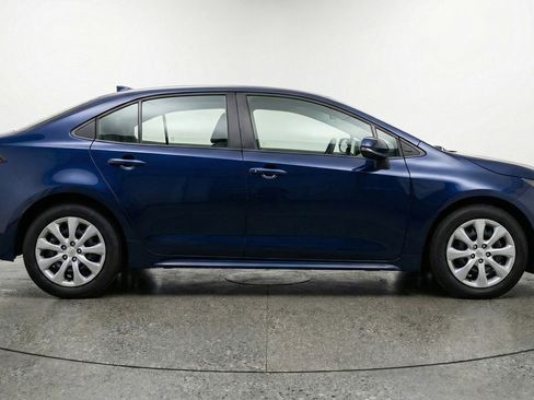 Used 2025 Toyota Corolla LE FWD image 11