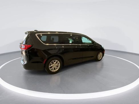 Used 2025 Chrysler Pacifica Select FWD image 8