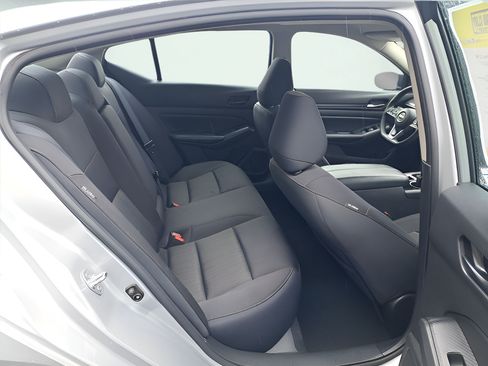 Used 2024 Nissan Altima 2.5 SV FWD image 14