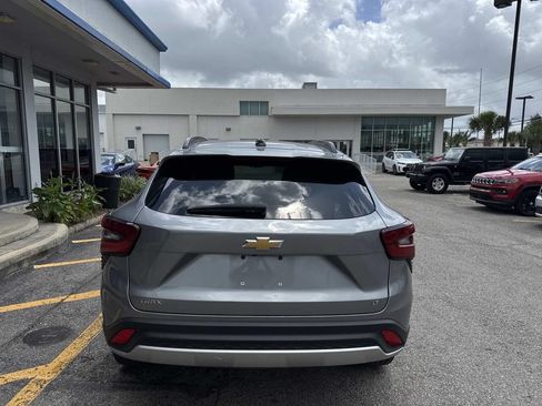 Used 2025 Chevrolet Trax LT FWD image 7