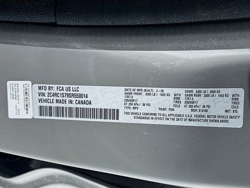 Used 2025 Chrysler Pacifica Select image 12