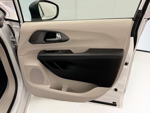 Used 2023 Chrysler Pacifica Touring-L image 34