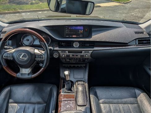Used 2017 Lexus ES 350 w/ Luxury Package FWD image 24