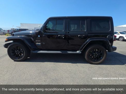Used 2022 Jeep Wrangler Unlimited Sahara AWD/4WD image 9