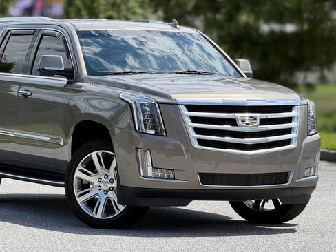 Used 2017 Cadillac Escalade Luxury RWD image 48