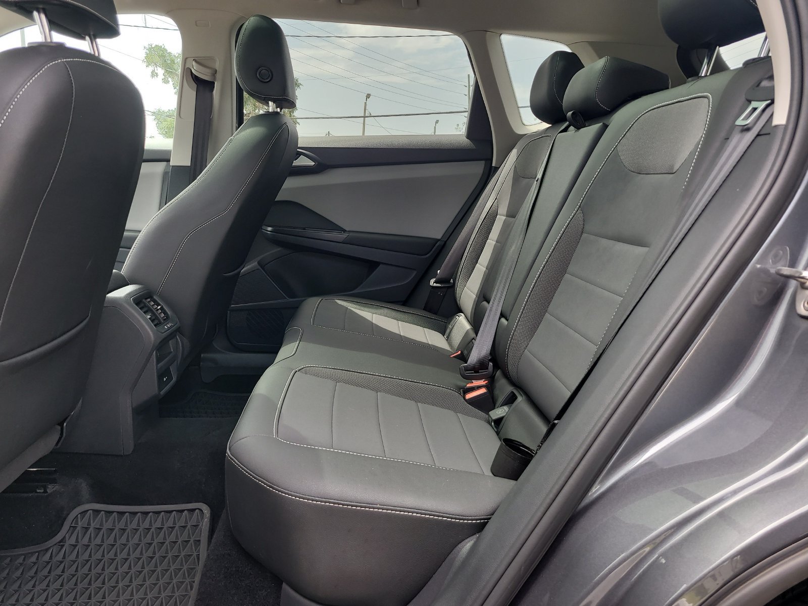 Used 2023 Volkswagen Taos SE w/ Panoramic Sunroof Package FWD image 9