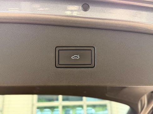Used 2022 Volkswagen Tiguan SE w/ Panoramic Sunroof Package FWD image 45