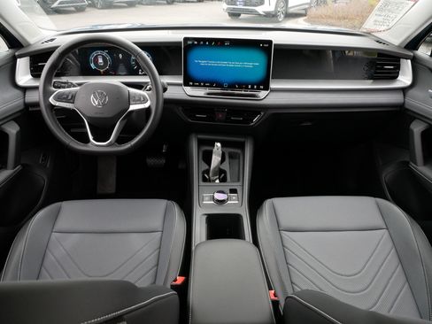 Used 2025 Volkswagen Tiguan SE w/ Panoramic Sunroof Package AWD/4WD image 10