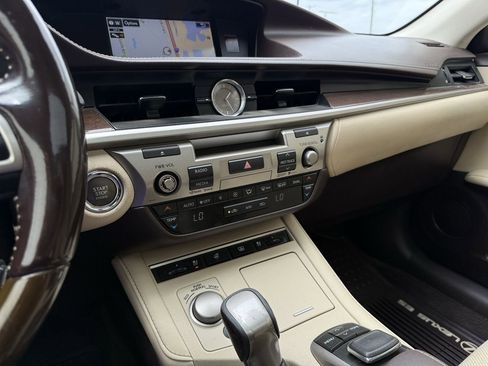 Used 2016 Lexus ES 350 w/ Luxury Package w/Wood Trim FWD image 16