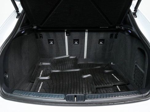 Certified 2024 Porsche Macan image 32