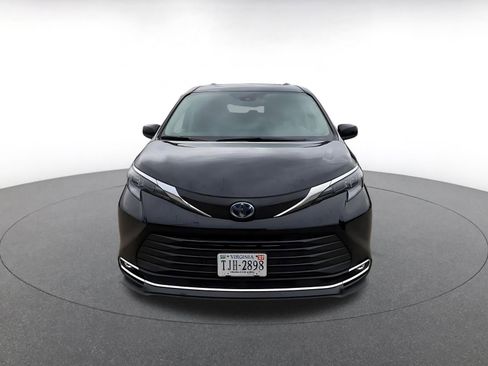 Used 2024 Toyota Sienna XLE FWD image 4