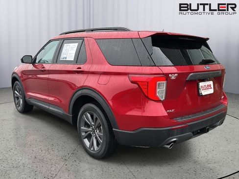 Used 2022 Ford Explorer XLT w/ Equipment Group 202A image 3