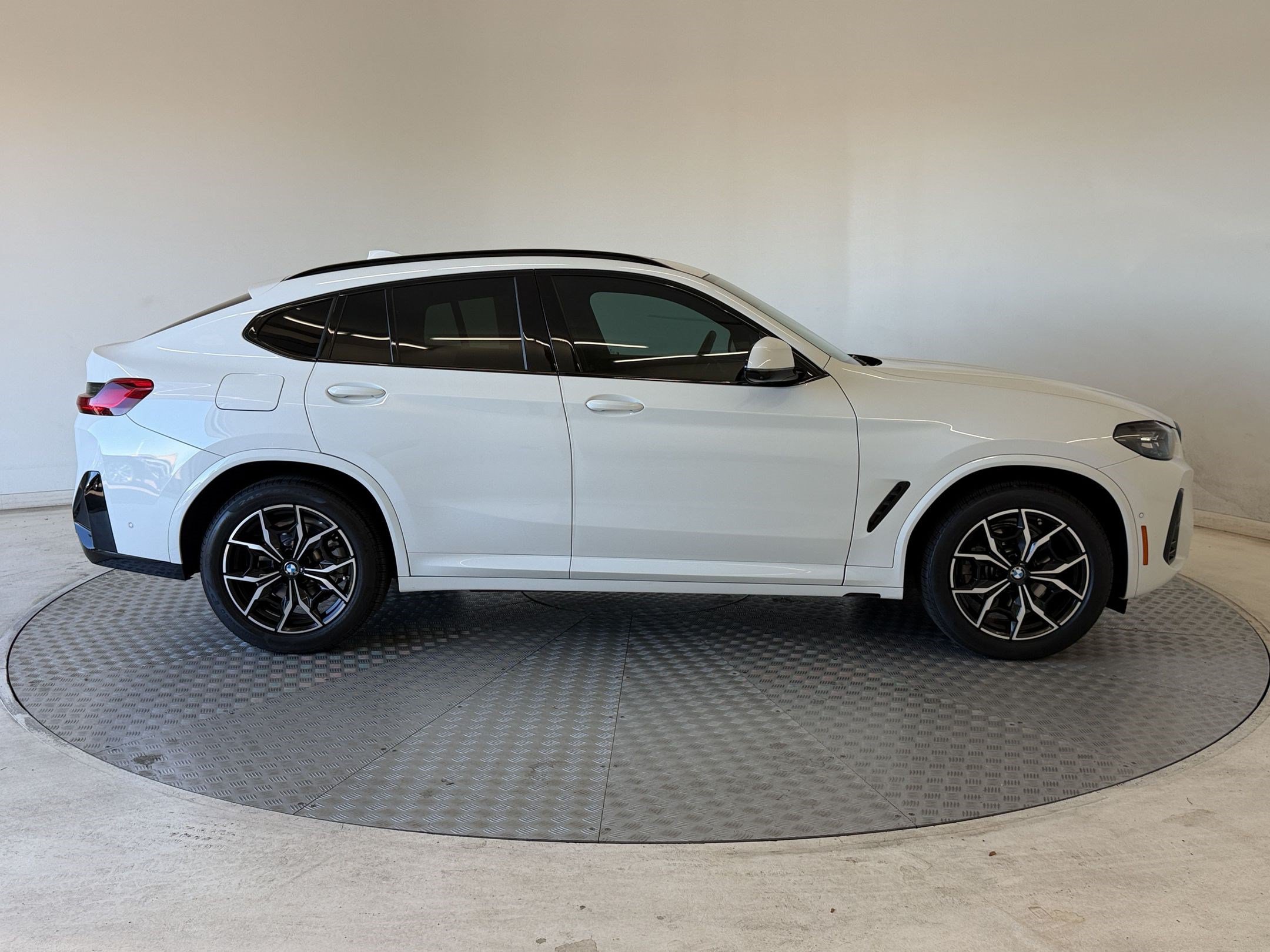 Certified 2023 BMW X4 xDrive30i w/ M Sport Package AWD/4WD image 8