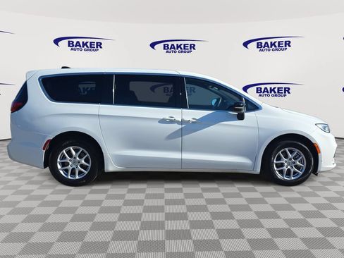 Used 2025 Chrysler Pacifica Select FWD image 2