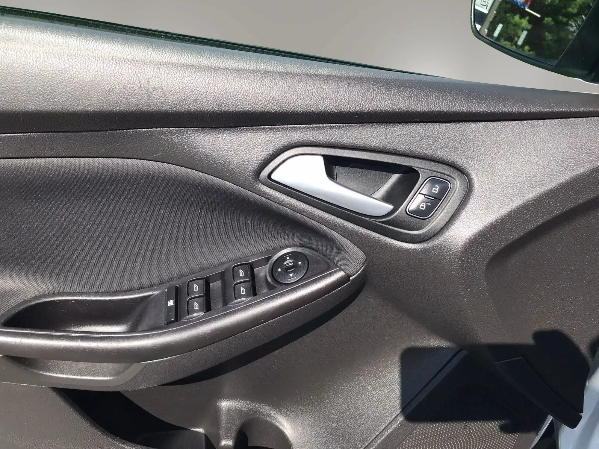 Used 2018 Ford Focus SE w/ SE Appearance Package FWD image 12